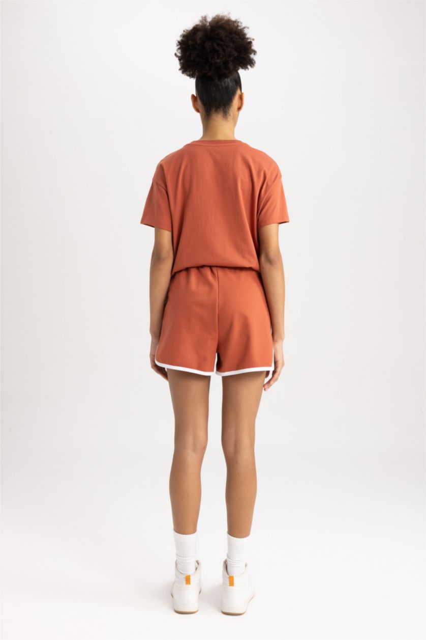 نساء اللون الطوبي شورت قصة عادية بطباعة الشعار