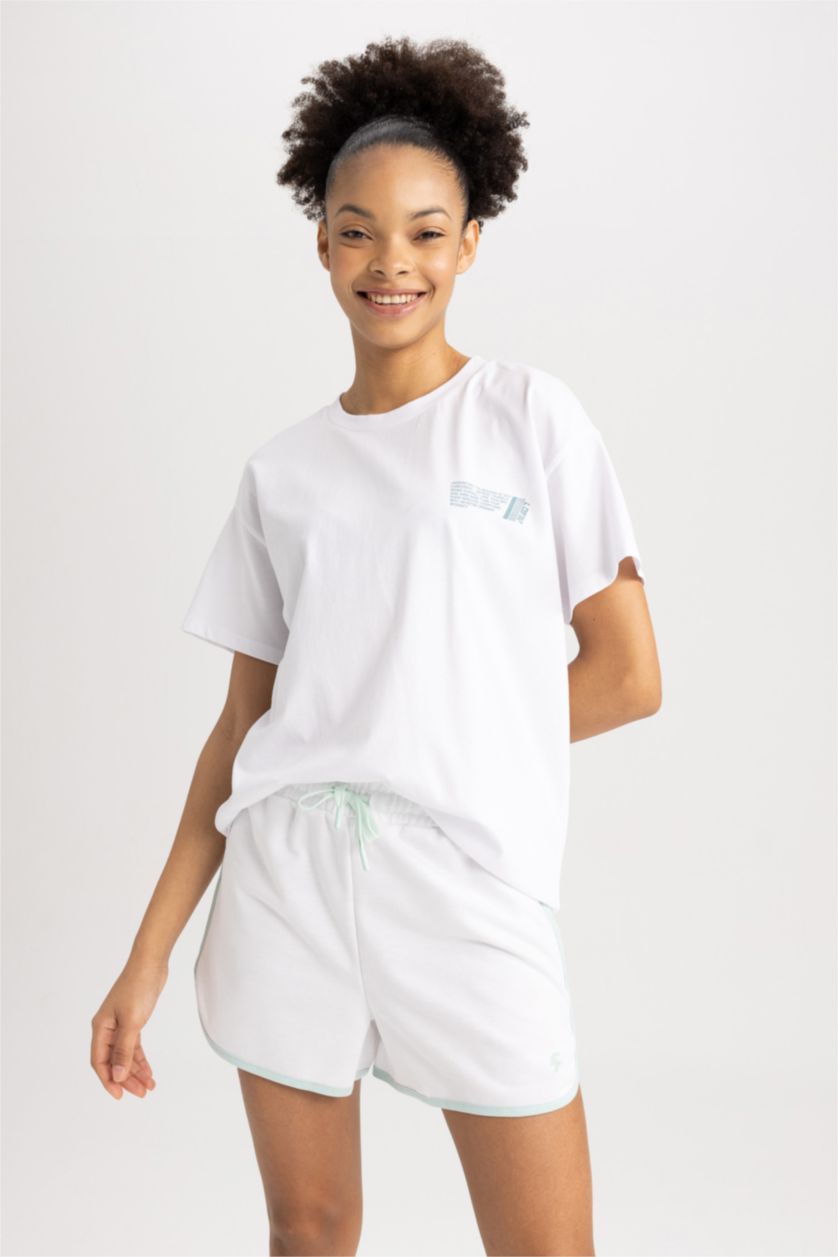 نساء أبيض شورت قصة عادية بطبعة شعار بساق قصير
