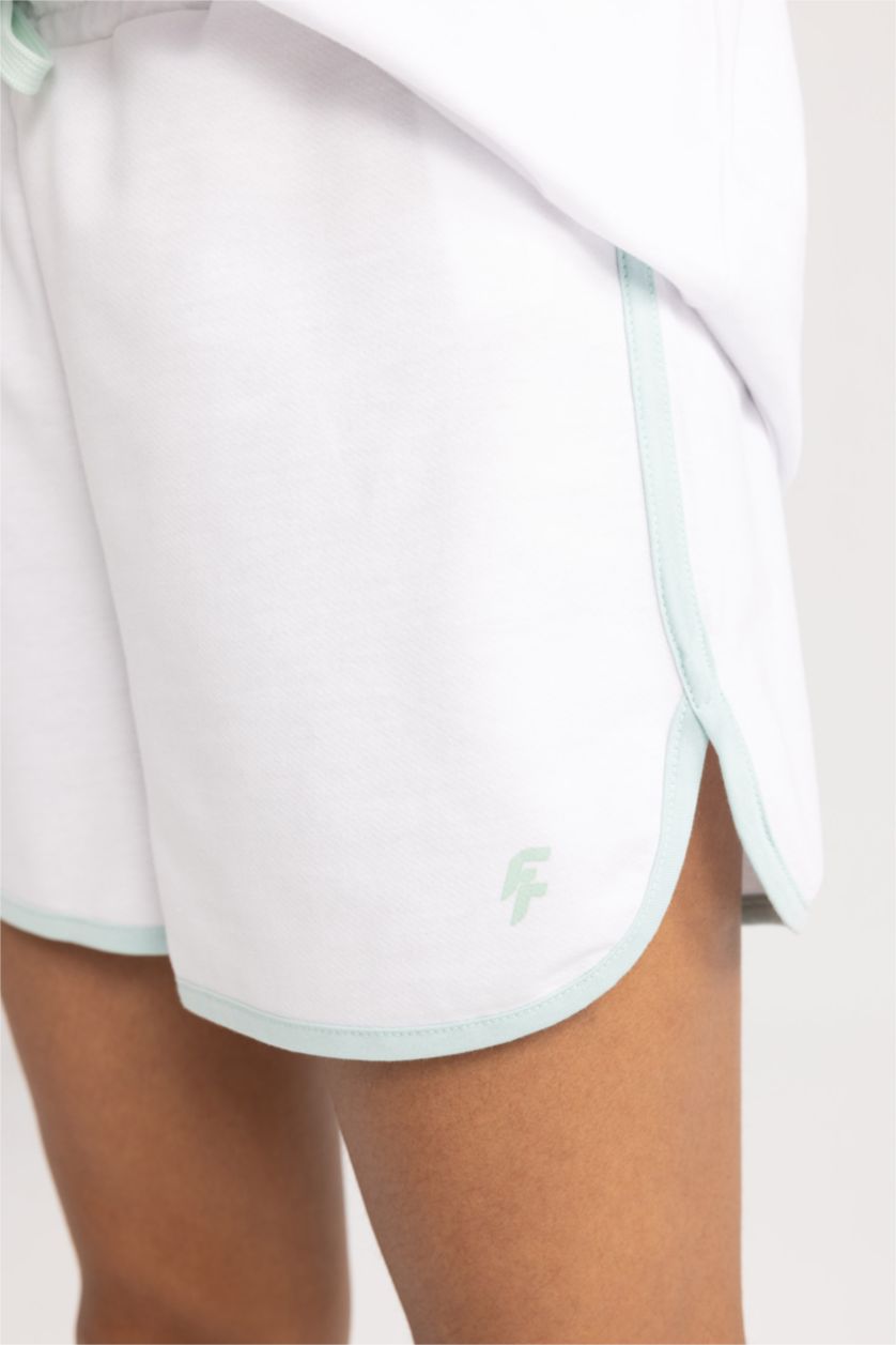 نساء أبيض شورت قصة عادية بطبعة شعار بساق قصير