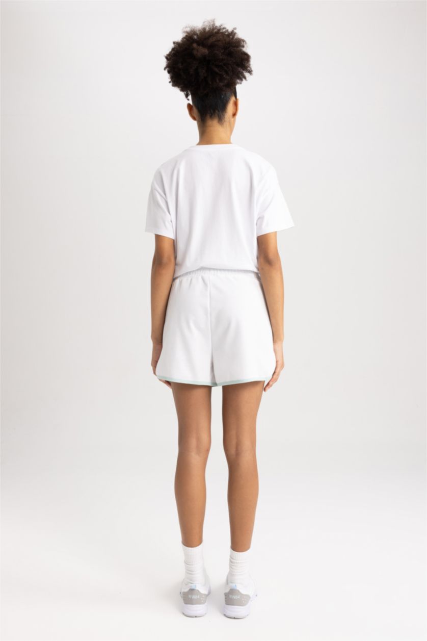 نساء أبيض شورت قصة عادية بطبعة شعار بساق قصير