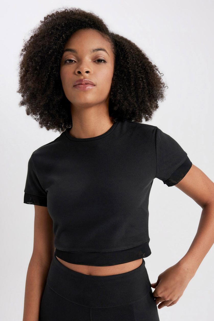 Kadın Siyah Crop Bisiklet Yaka Sporcu Kısa Kollu Tişört