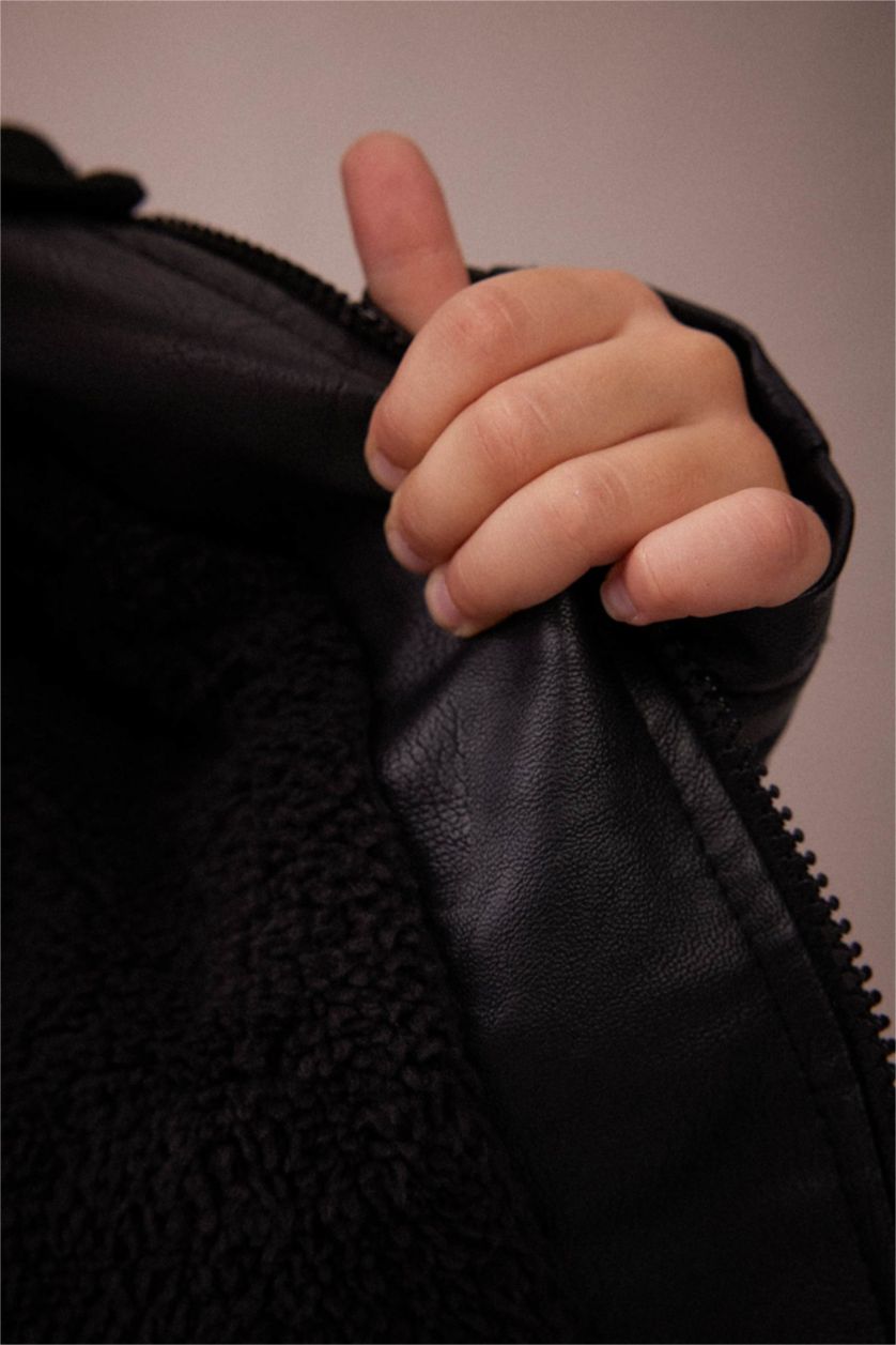 أولاد أسود جاكيت جلد صناعي بغطاء للرأس من القطيفة