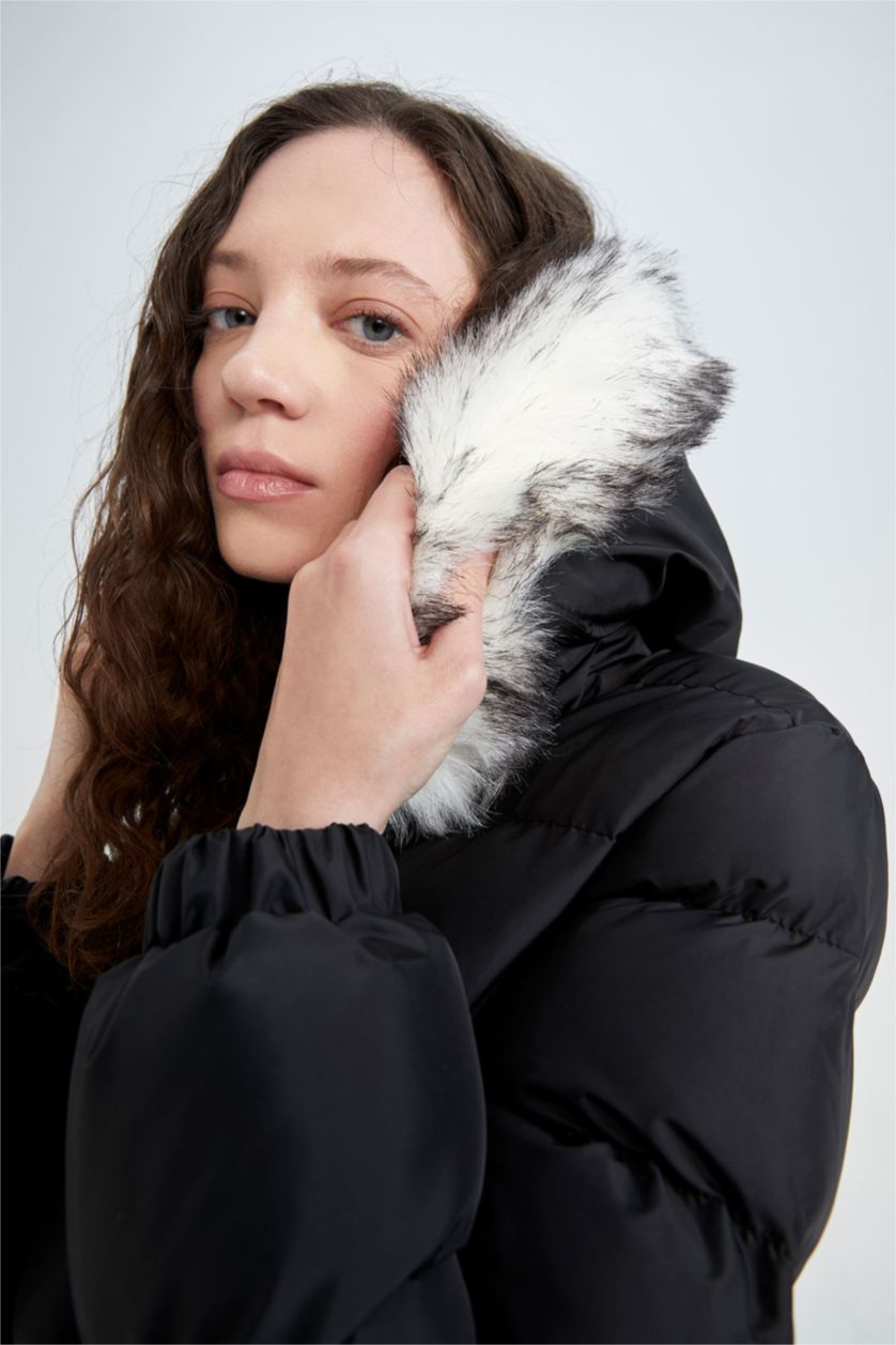 Kadın Siyah Su İtici Regular Kalıp Isı Yalıtımlı Suni Kürk Detaylı Kapüşonlu Kapitoneli Şişme Mont Parka