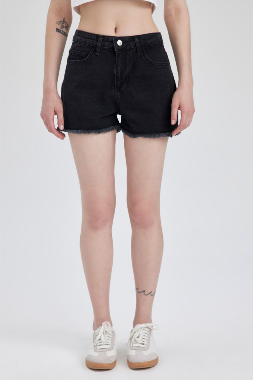 WOMAN Black Normal Waist Cut-Tip Jean Shorts