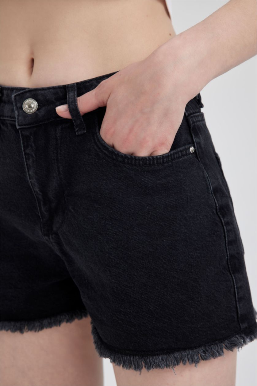 WOMAN Black Normal Waist Cut-Tip Jean Shorts
