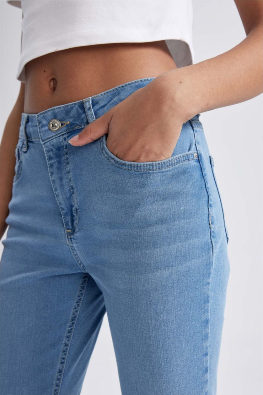 WOMAN Light Blue Normal Waist Jean Capri