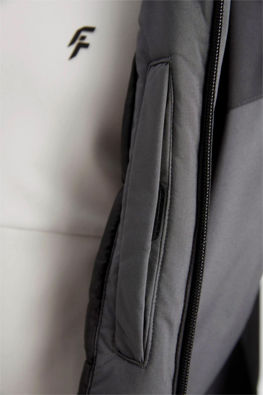 Erkek Siyah Termometreli Su İtici Rüzgar Geçirmez Slim Fit Dar Kesim Kapüşonlu Fermuarlı Mont