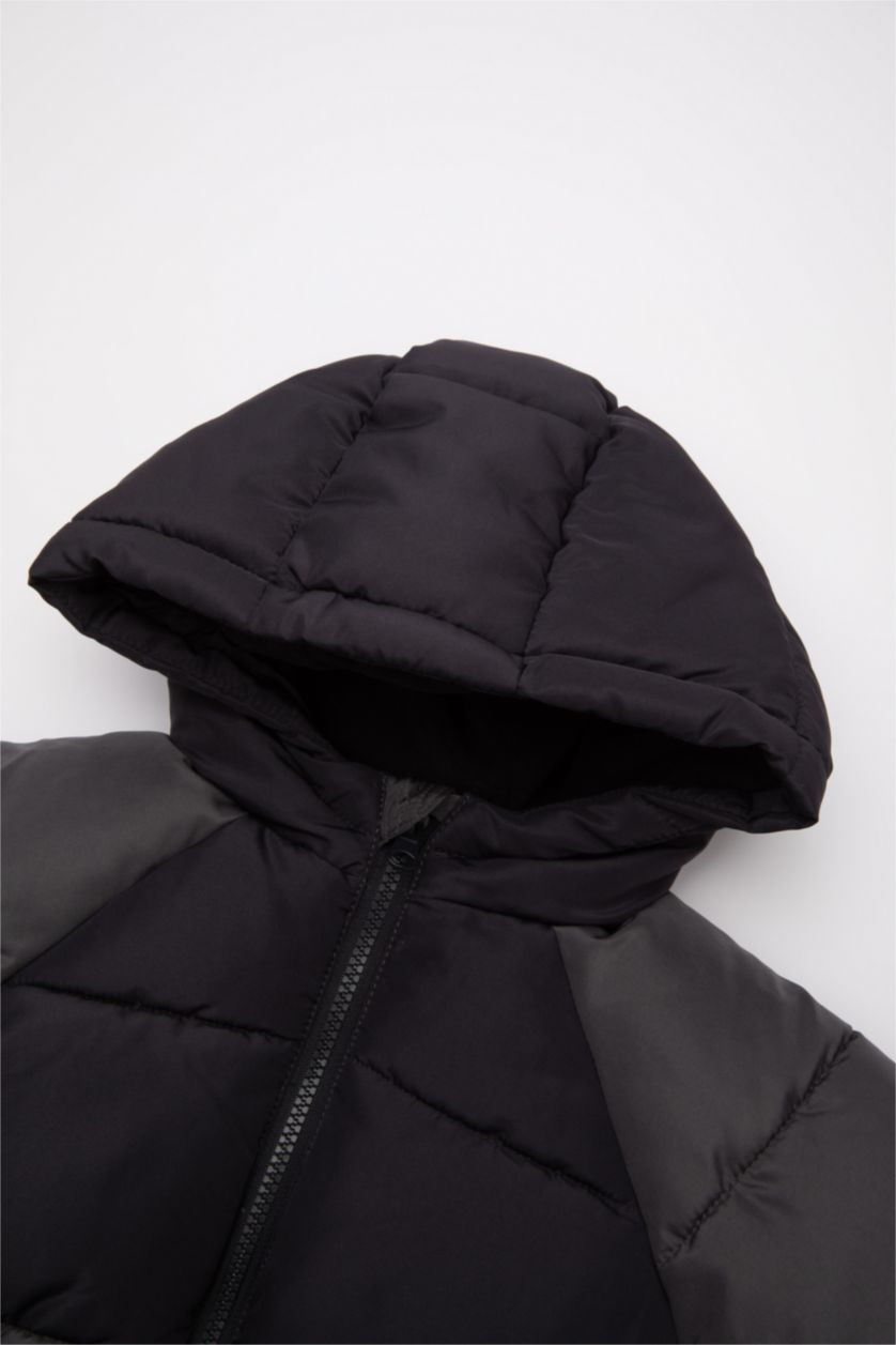 Erkek Bebek Lacivert Erkek Bebek Kapüşonlu Su Geçirmez Blok Renk Desenli Ribana Kollu Polar Astarlı Fermuarlı Cepli Şişme Mont