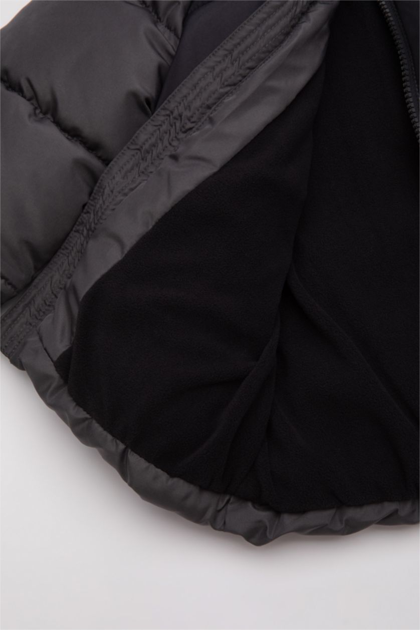 Erkek Bebek Lacivert Erkek Bebek Kapüşonlu Su Geçirmez Blok Renk Desenli Ribana Kollu Polar Astarlı Fermuarlı Cepli Şişme Mont