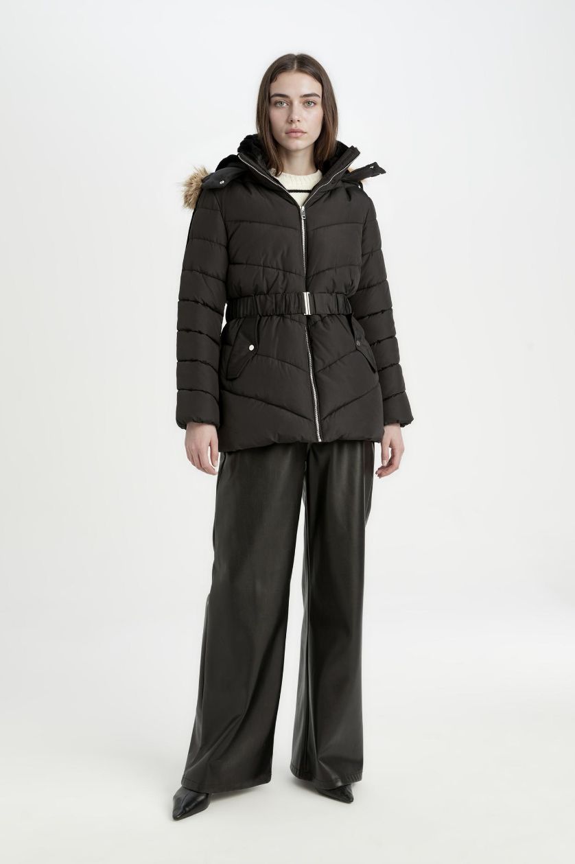 Kadın Siyah Su Geçirmez Puffer Şişme Mont Rüzgar Geçirmez Kapüşonlu İçi Suni Kürklü Kapitoneli Kemerli Hafif Uzun