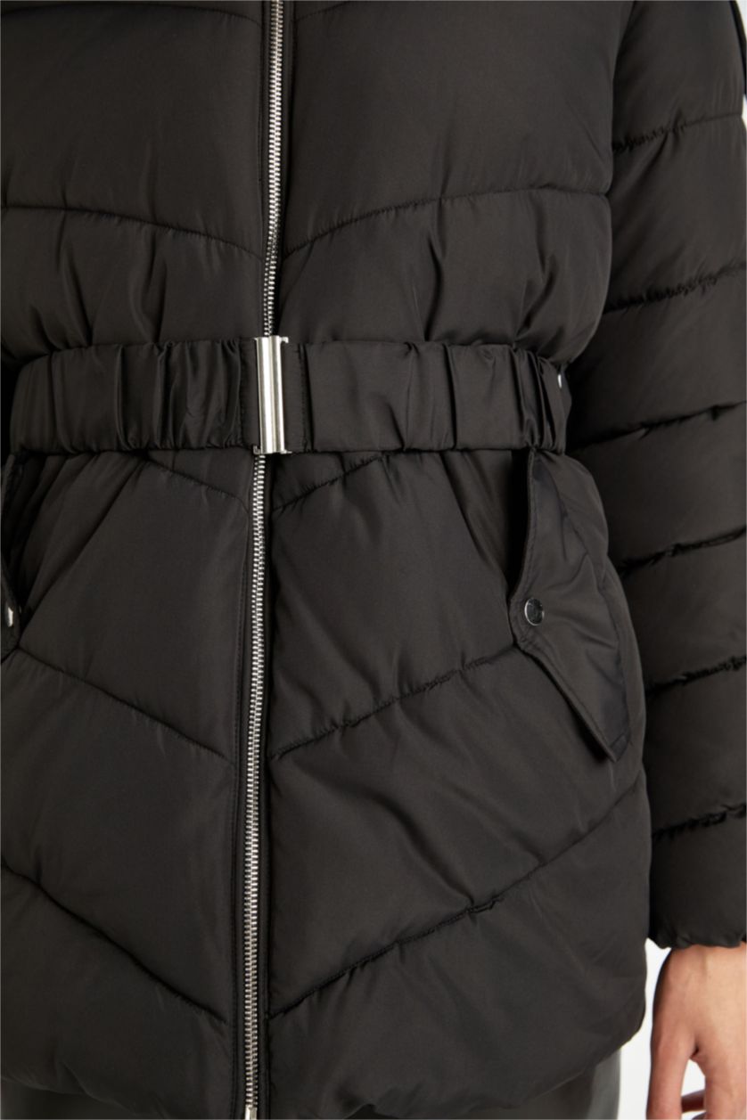 Kadın Siyah Su Geçirmez Puffer Şişme Mont Rüzgar Geçirmez Kapüşonlu İçi Suni Kürklü Kapitoneli Kemerli Hafif Uzun