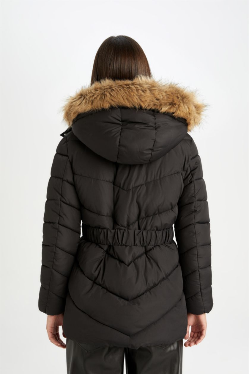 Kadın Siyah Su Geçirmez Puffer Şişme Mont Rüzgar Geçirmez Kapüşonlu İçi Suni Kürklü Kapitoneli Kemerli Hafif Uzun