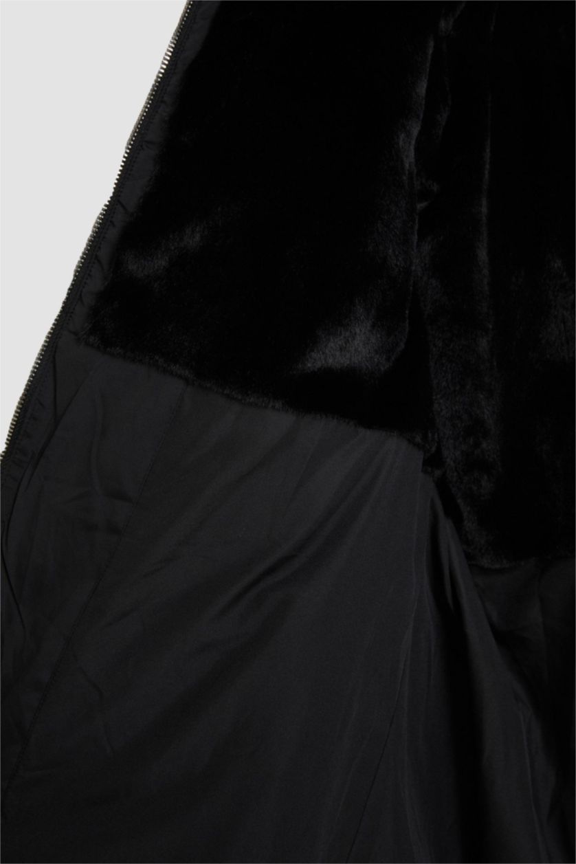 Kadın Siyah Su Geçirmez Puffer Şişme Mont Rüzgar Geçirmez Kapüşonlu İçi Suni Kürklü Kapitoneli Kemerli Hafif Uzun