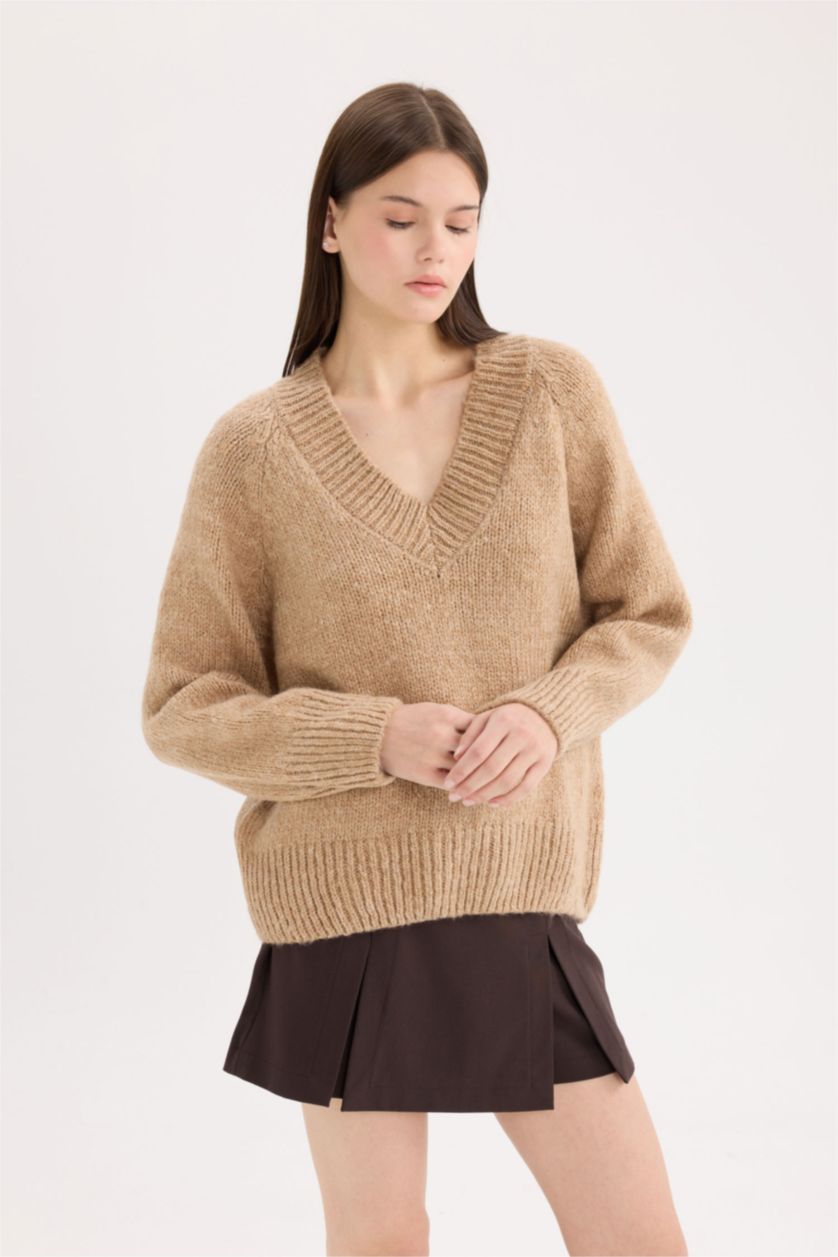 Woman Beige Oversize Fit V-Neck Knitwear Pullover