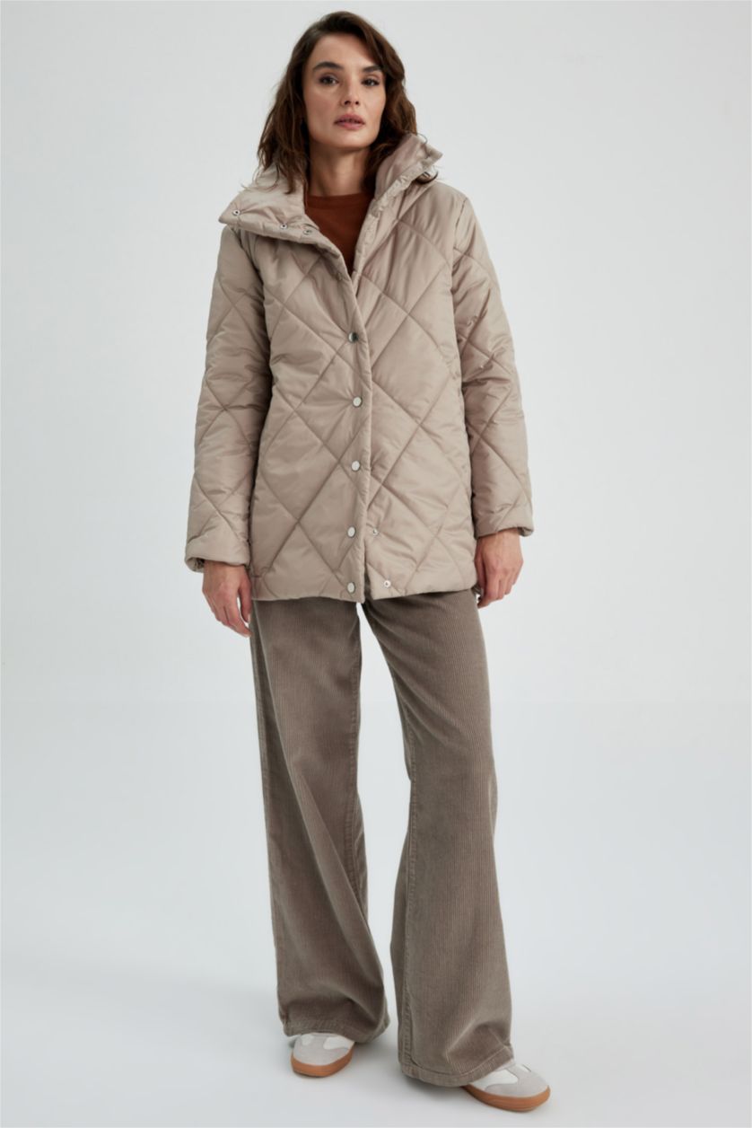 نساء اللون الرملي جاكيت بقصة عادية بياقة واقفة وتر بروف