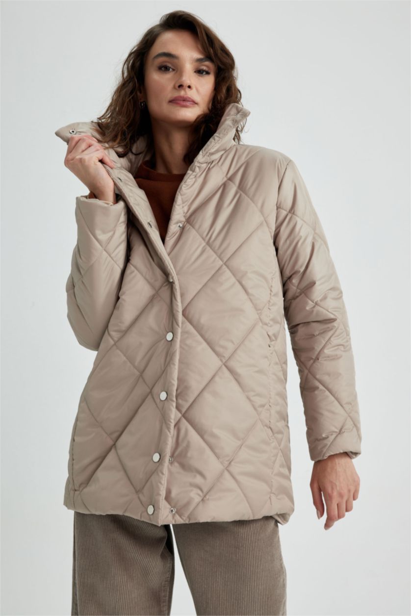 نساء اللون الرملي جاكيت بقصة عادية بياقة واقفة وتر بروف