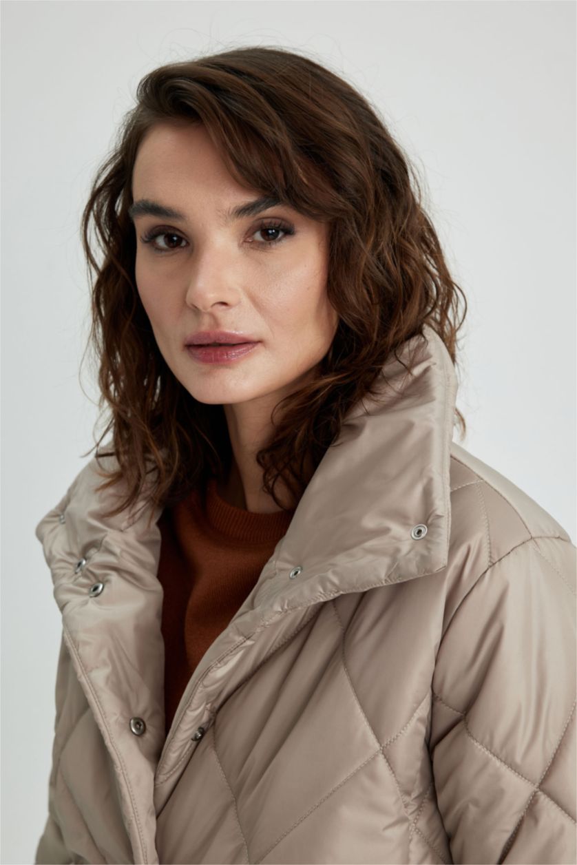 نساء اللون الرملي جاكيت بقصة عادية بياقة واقفة وتر بروف