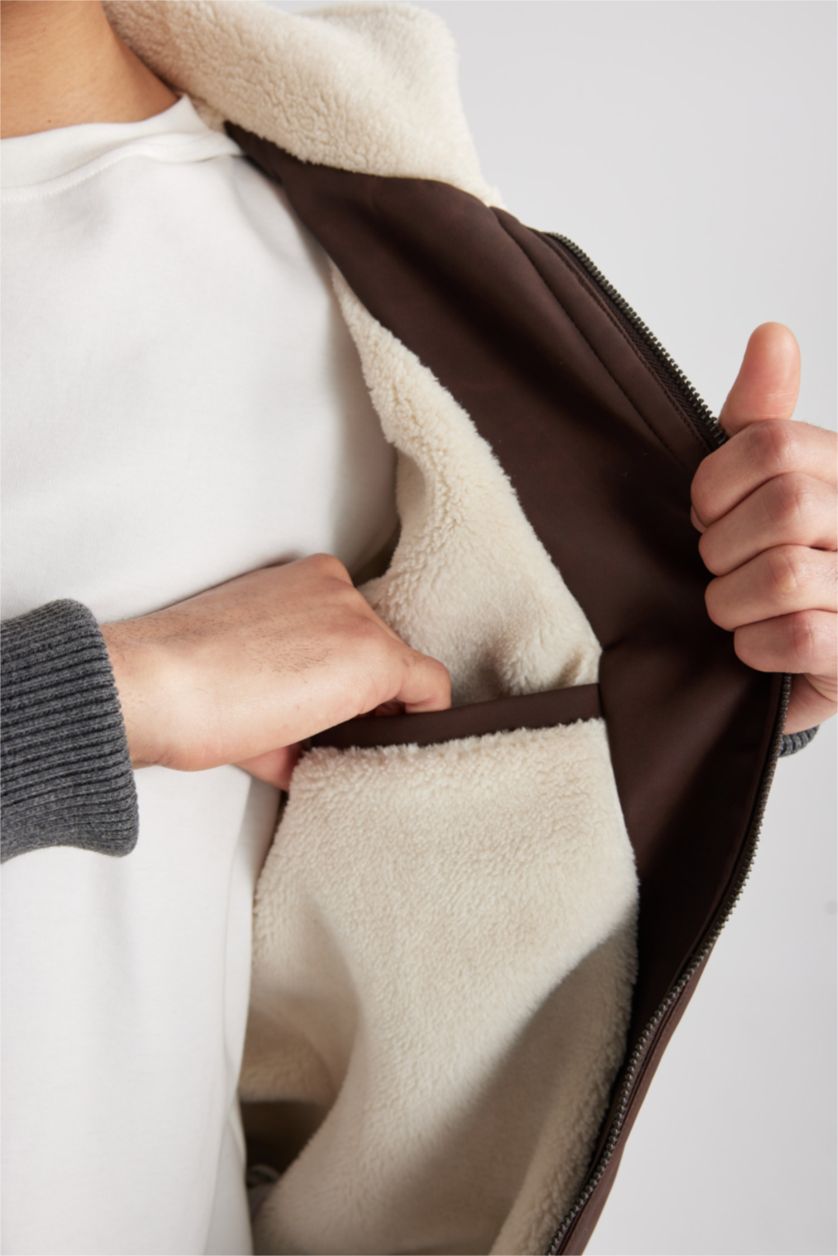 رجال بني قمصلة جلد صناعي سليم فيت بياقة عالية من القطيفة