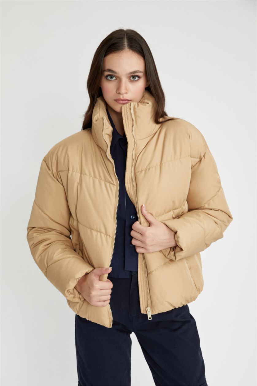 Kadın Bej Su Geçirmez Şişme Mont Oversize Geniş Kalıp Dik Yaka Fermuarlı Cepli Kapitoneli
