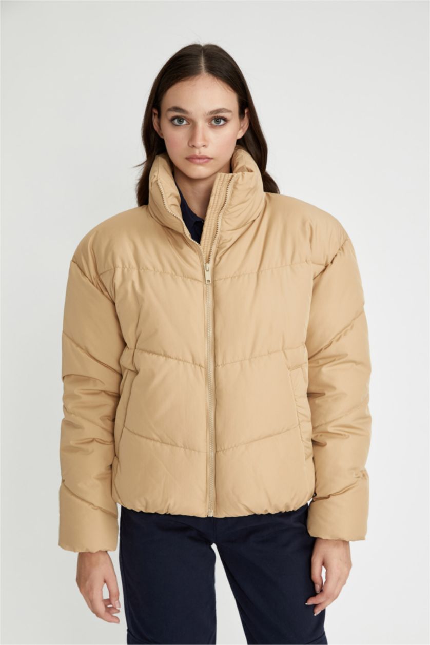 Kadın Bej Su Geçirmez Şişme Mont Oversize Geniş Kalıp Dik Yaka Fermuarlı Cepli Kapitoneli