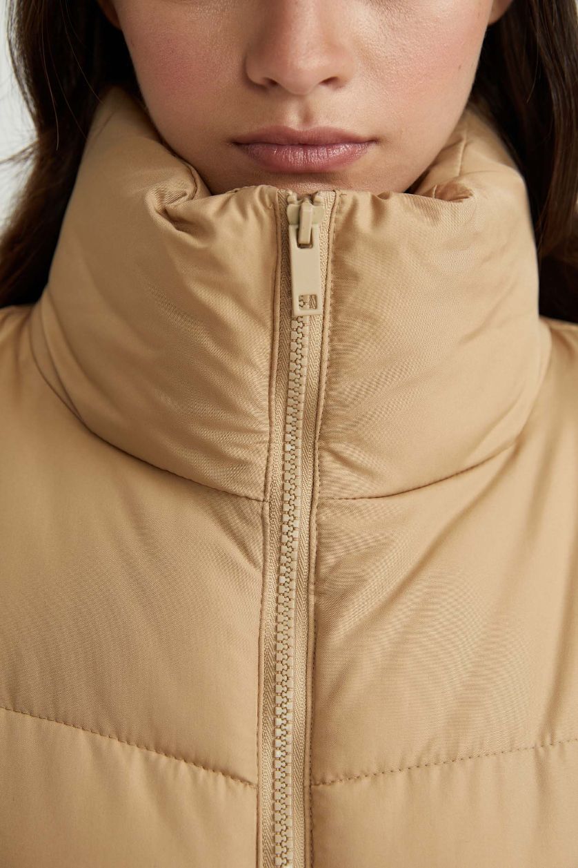 Kadın Bej Su Geçirmez Şişme Mont Oversize Geniş Kalıp Dik Yaka Fermuarlı Cepli Kapitoneli