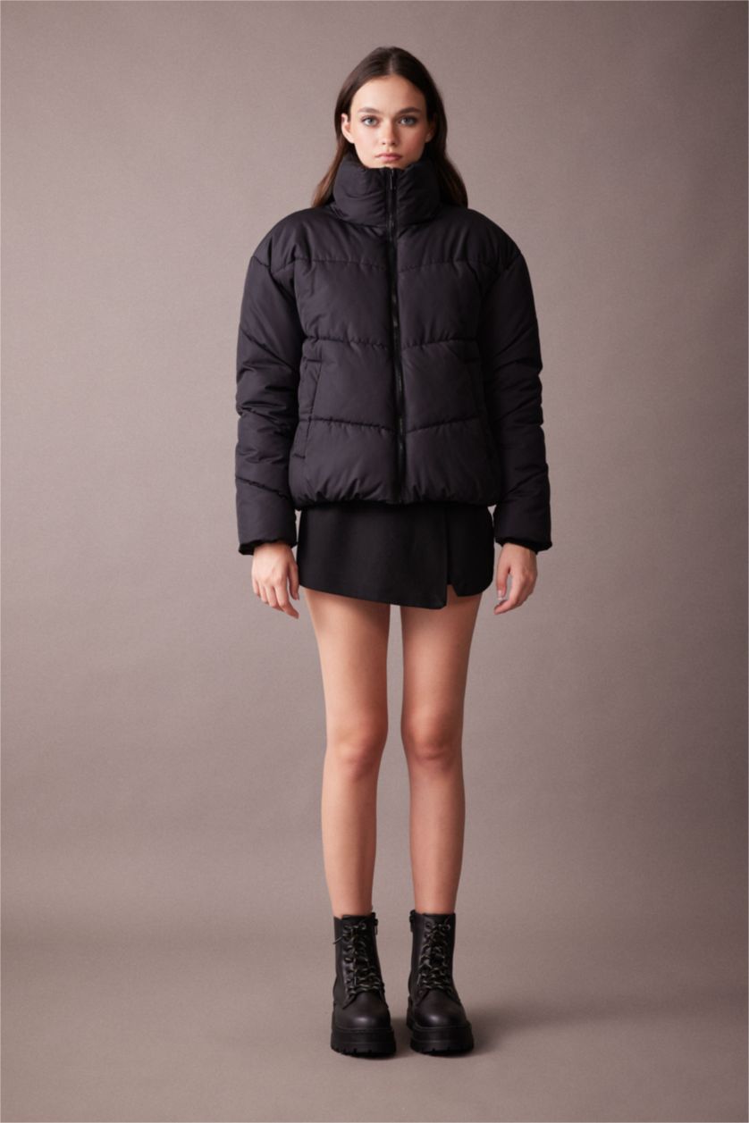 Kadın Siyah Su İtici Şişme Mont Oversize Geniş Kalıp Dik Yaka Fermuarlı Cepli Kapitoneli