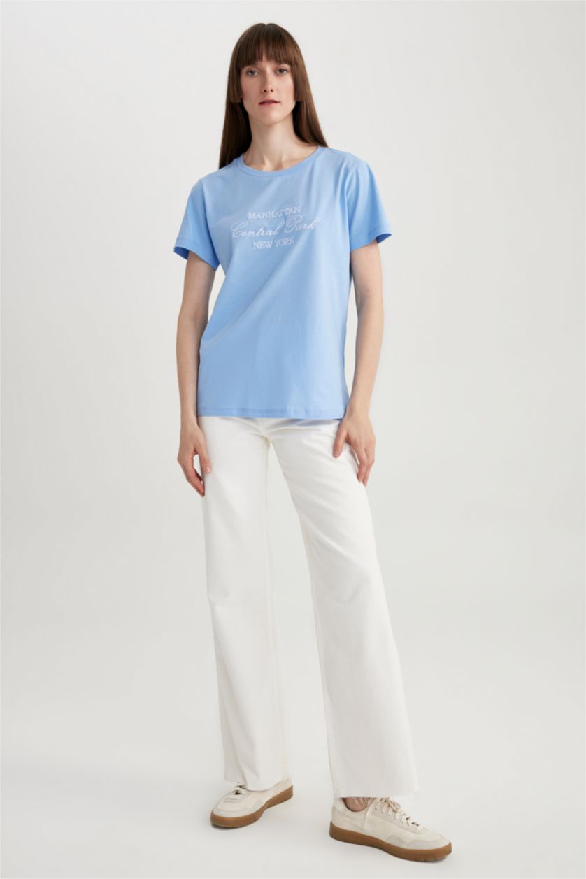 حريمي أزرق تيشيرت قطن قصة عادية مطرزة وياقة مستديرة