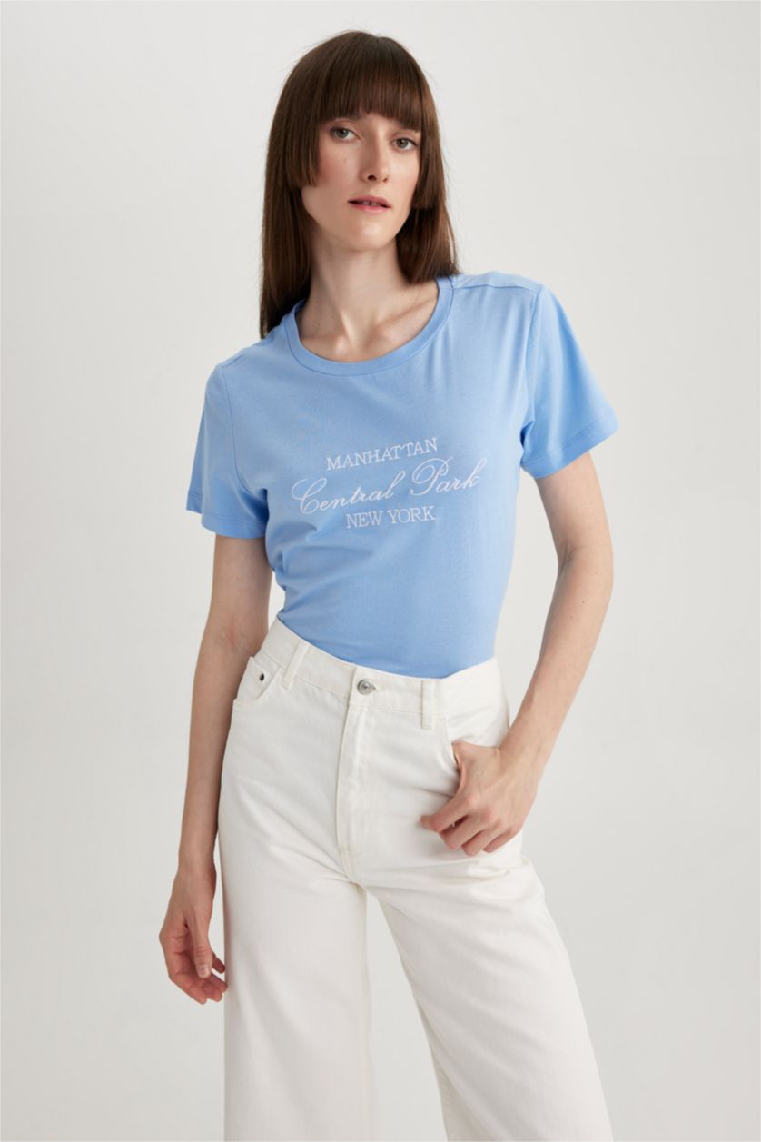 حريمي أزرق تيشيرت قطن قصة عادية مطرزة وياقة مستديرة