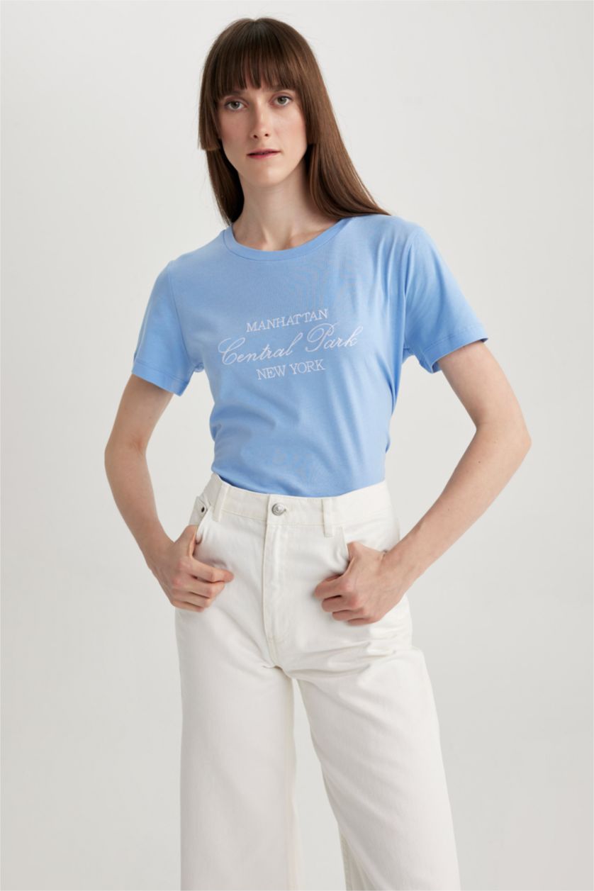 حريمي أزرق تيشيرت قطن قصة عادية مطرزة وياقة مستديرة