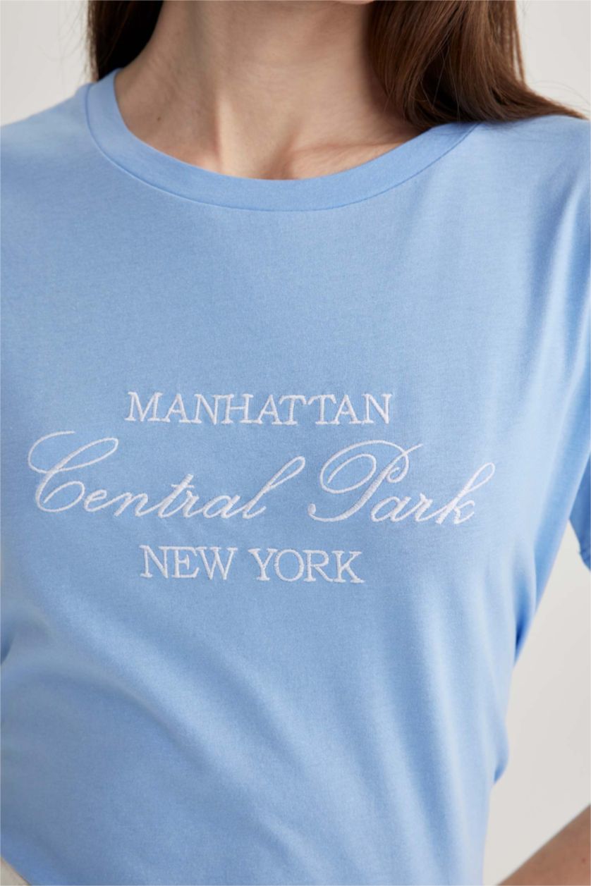 حريمي أزرق تيشيرت قطن قصة عادية مطرزة وياقة مستديرة