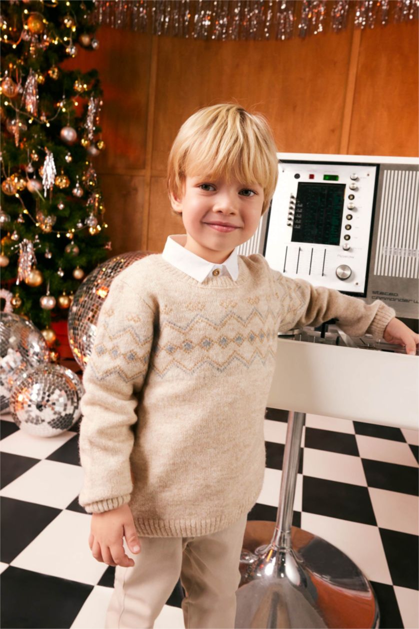 طفل صغير بيج بلوز صوف ولادي بنمط عرقي قصة عادية