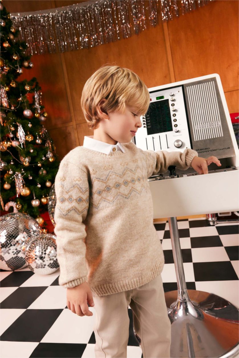 طفل صغير بيج بلوز صوف ولادي بنمط عرقي قصة عادية