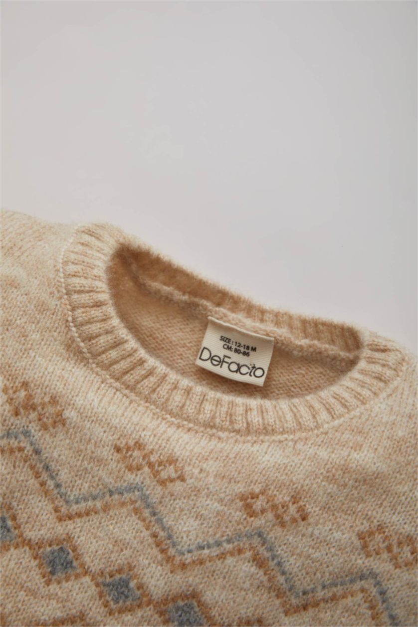 طفل صغير بيج بلوز صوف ولادي بنمط عرقي قصة عادية