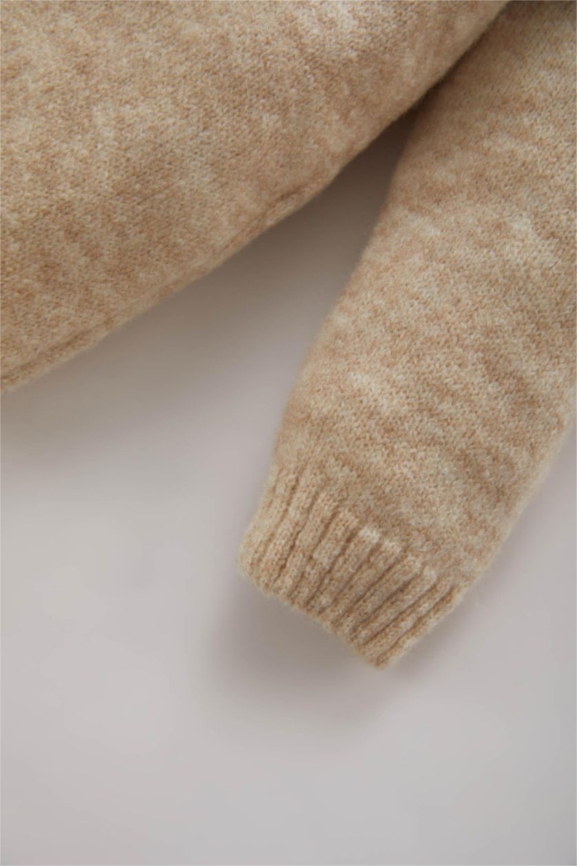 طفل صغير بيج بلوز صوف ولادي بنمط عرقي قصة عادية