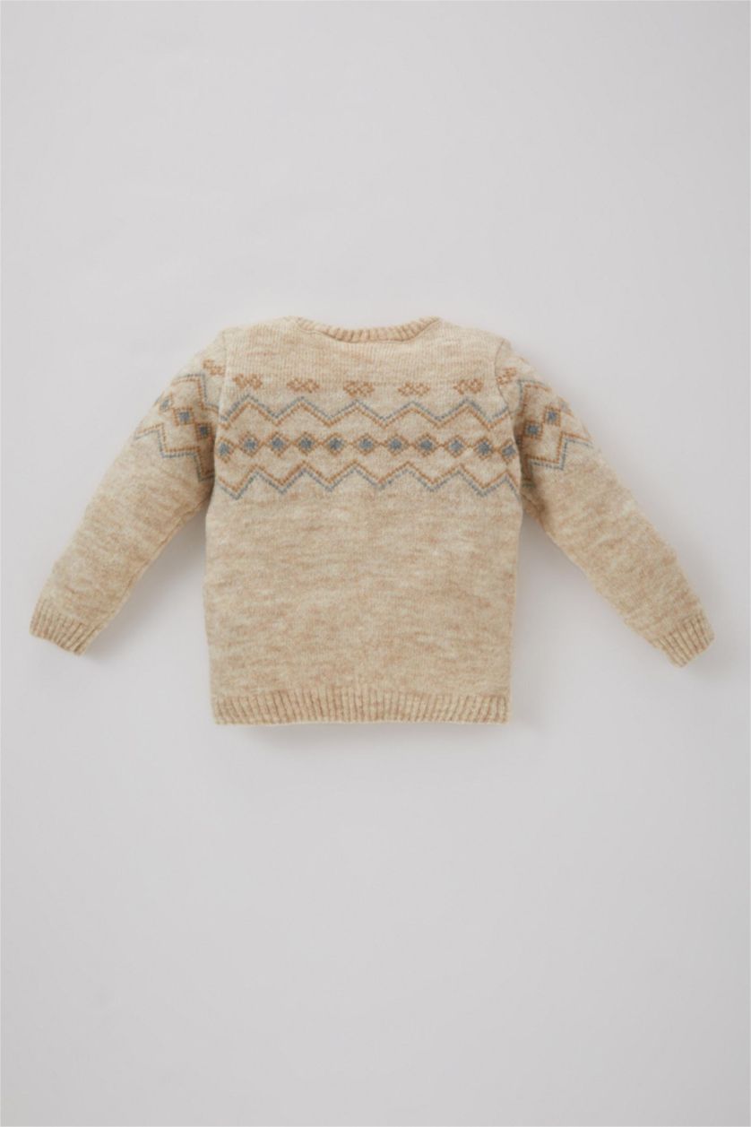 طفل صغير بيج بلوز صوف ولادي بنمط عرقي قصة عادية