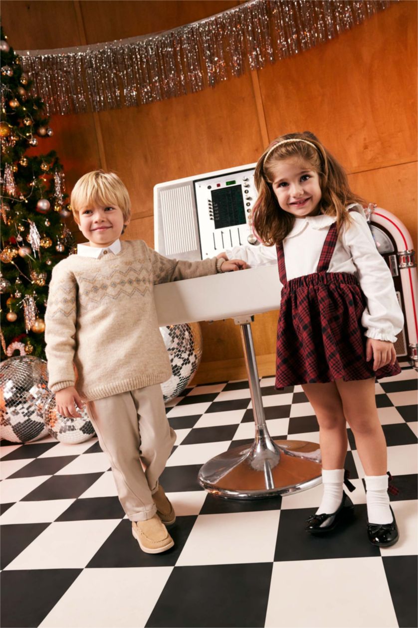 طفل صغير بيج بلوز صوف ولادي بنمط عرقي قصة عادية