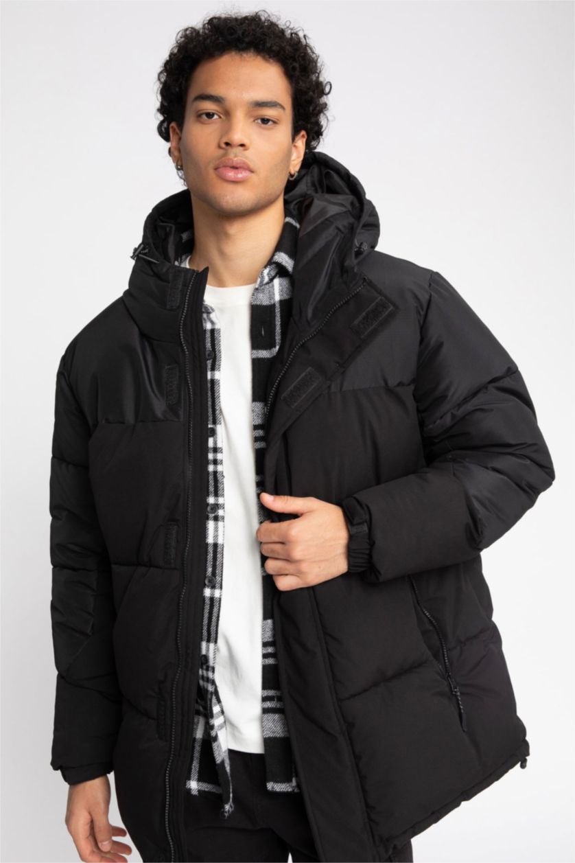 رجال أسود قمصلة نفخ قصة عادية بغطاء للرأس