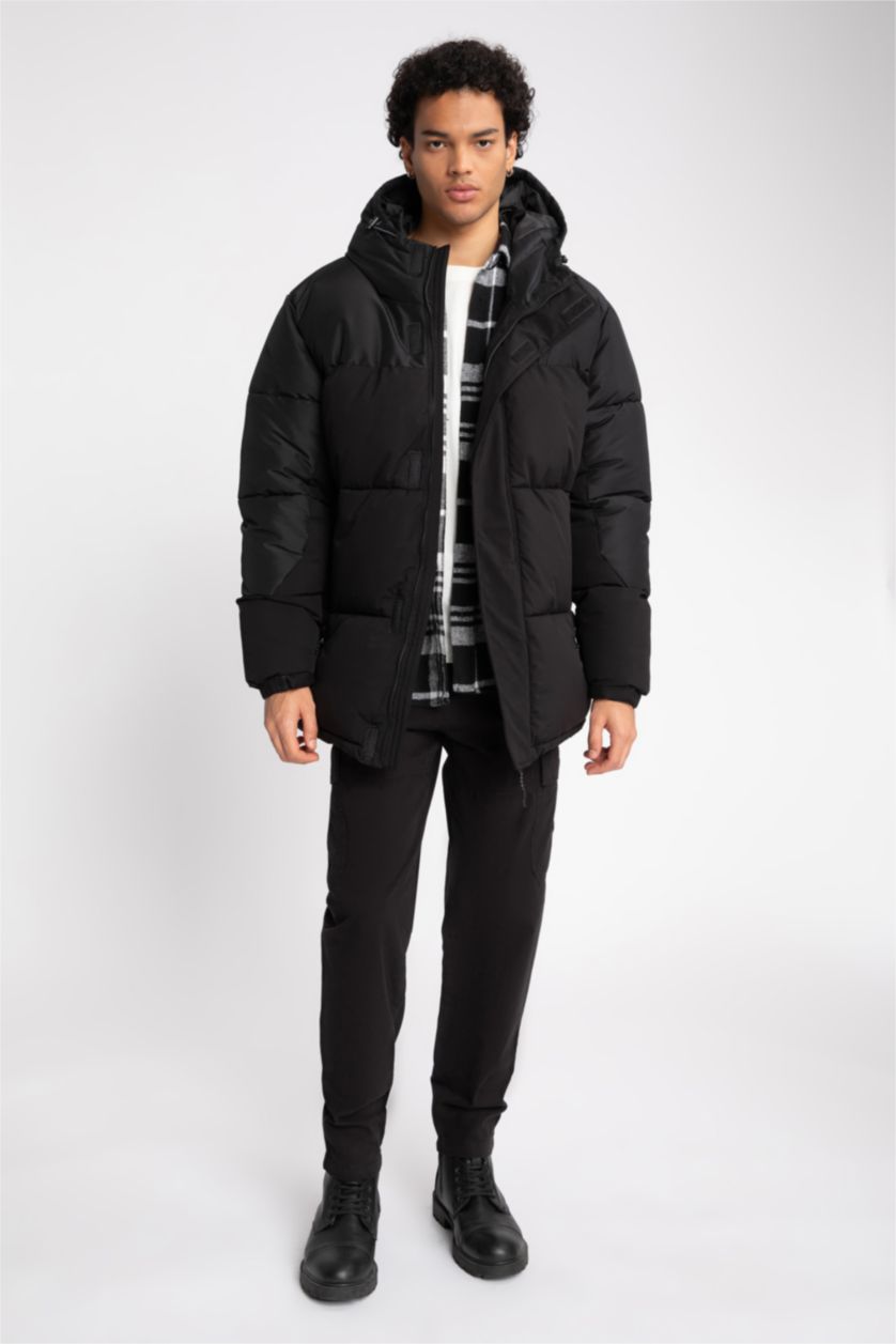 رجال أسود قمصلة نفخ قصة عادية بغطاء للرأس