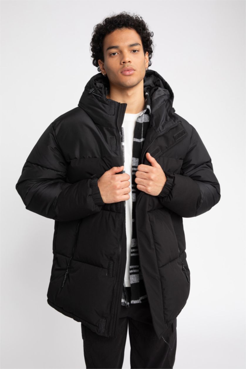 رجال أسود قمصلة نفخ قصة عادية بغطاء للرأس