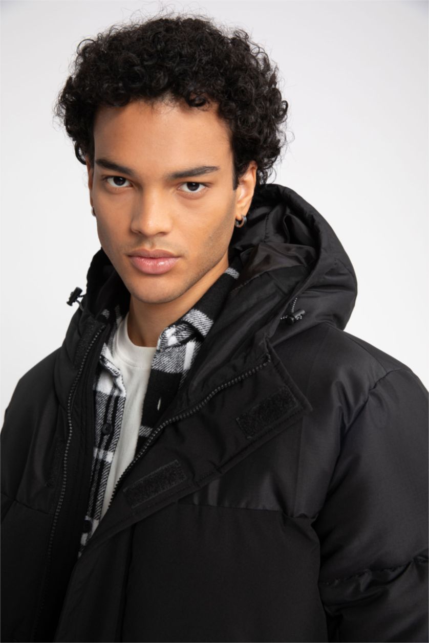 رجال أسود قمصلة نفخ قصة عادية بغطاء للرأس