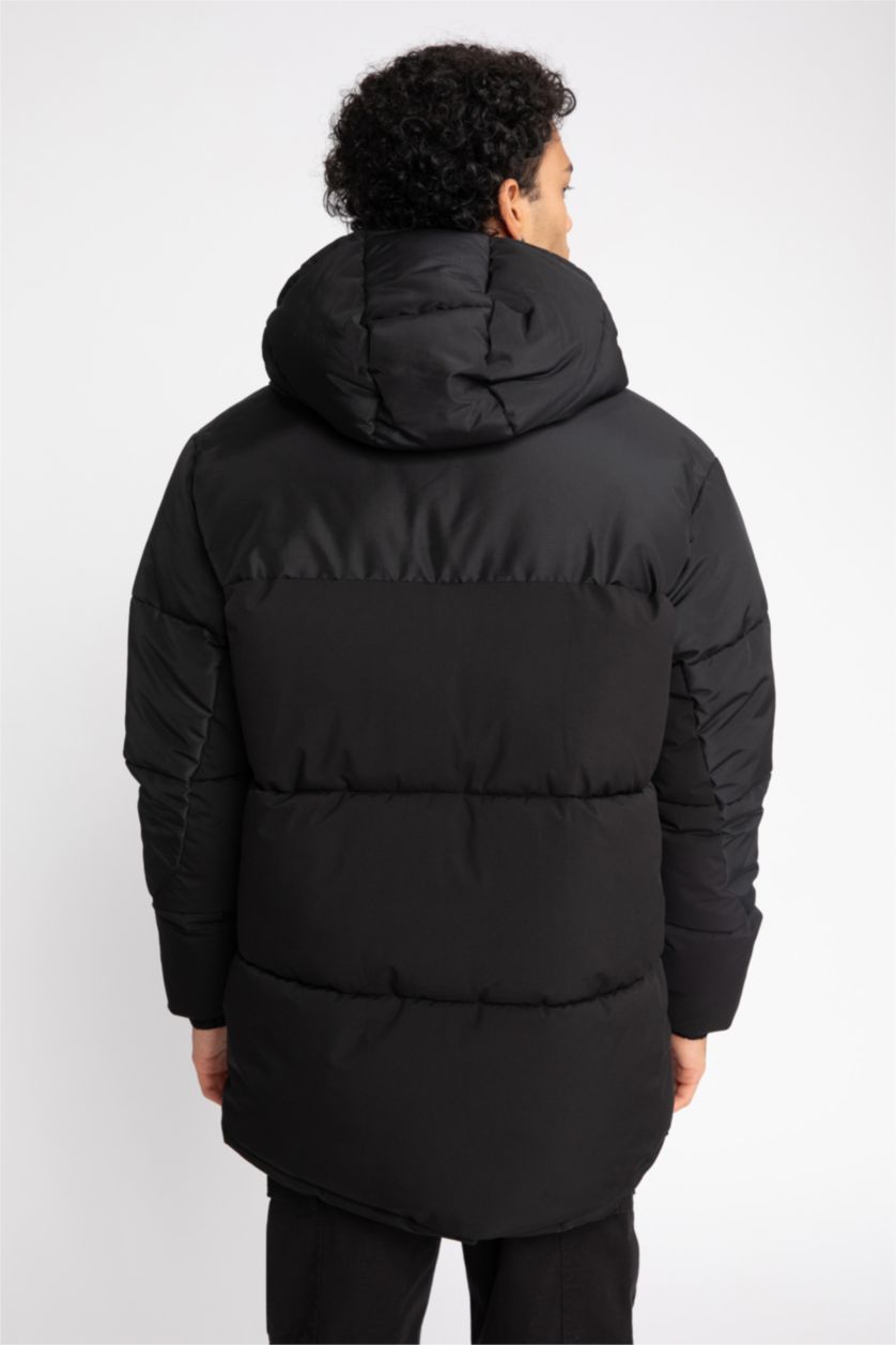 رجال أسود قمصلة نفخ قصة عادية بغطاء للرأس