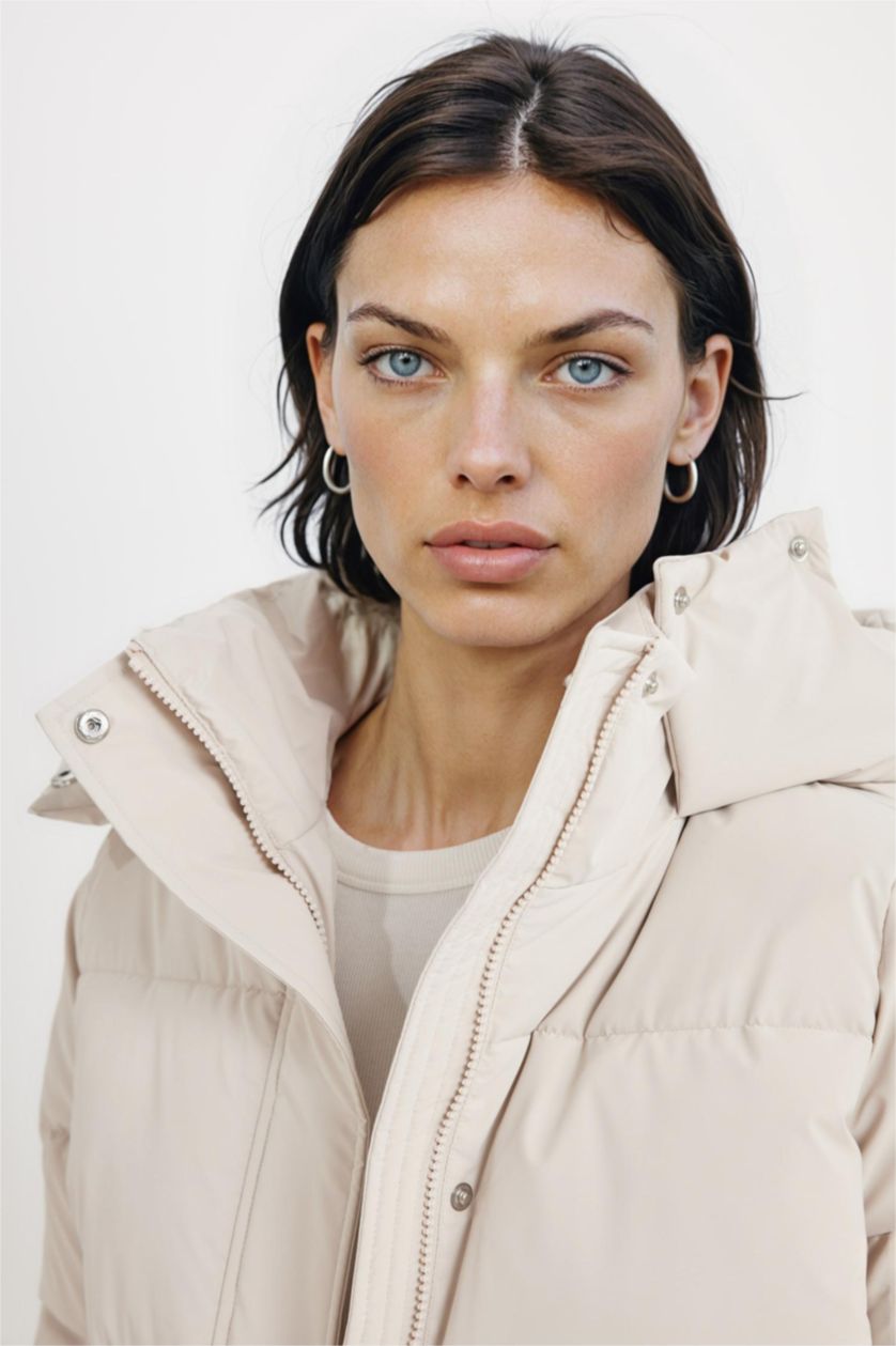 نساء اللون الرملي قمصلة نفخ قصة مريحة بغطاء للرأس مقاوم للماء