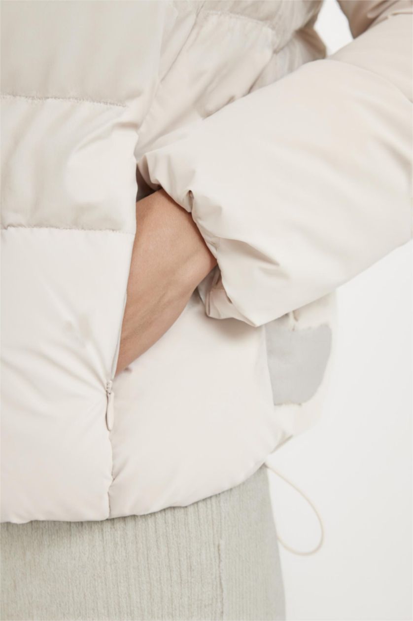 نساء اللون الرملي قمصلة نفخ قصة مريحة بغطاء للرأس مقاوم للماء