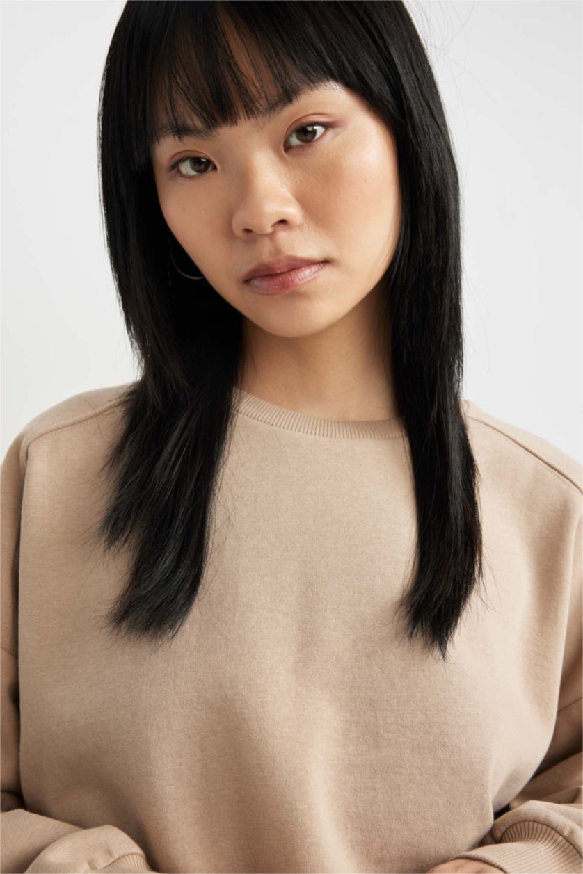 Woman Light Beige Oversize Fit Crew Neck Thick Fabric Sweatshirt