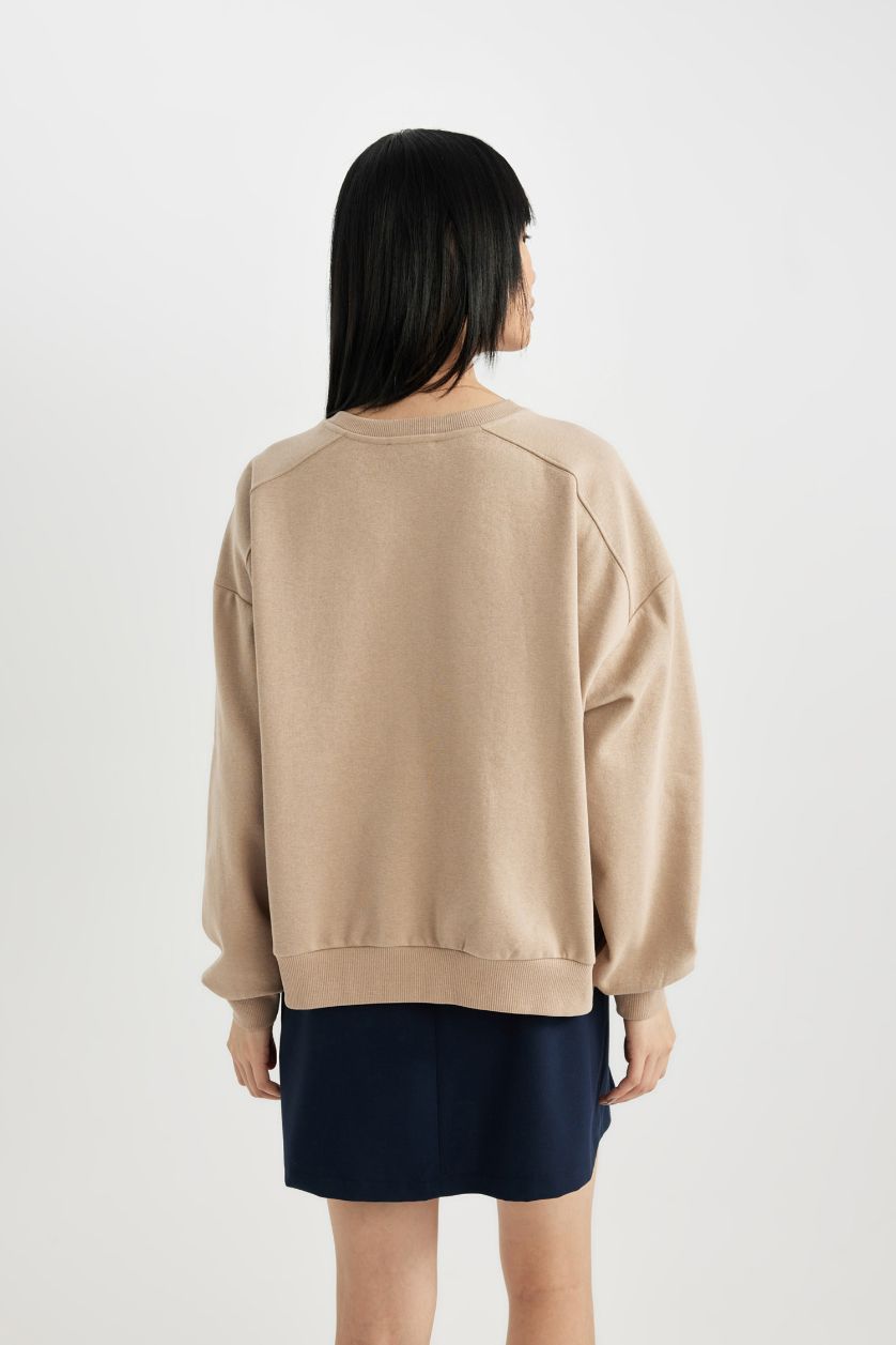 Woman Light Beige Oversize Fit Crew Neck Thick Fabric Sweatshirt