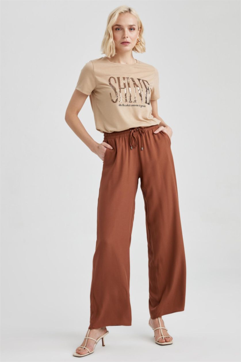 نساء بيج تي شيرت بطباعة الشعار قصة عادية بياقة مستديرة