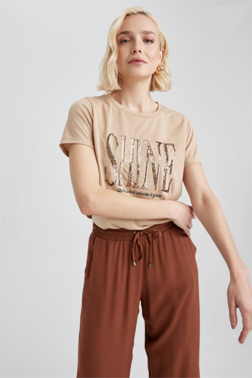 نساء بيج تي شيرت بطباعة الشعار قصة عادية بياقة مستديرة