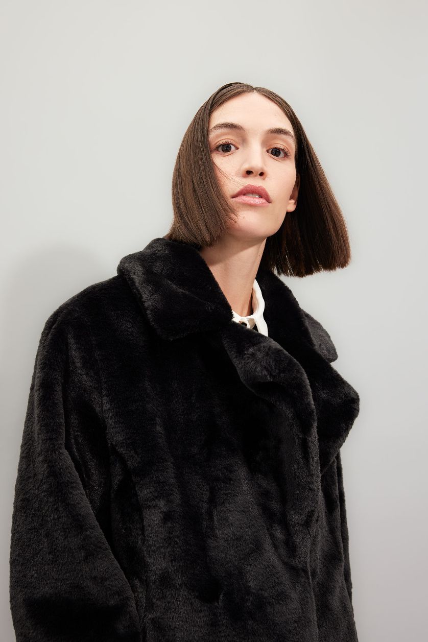 Kadın Siyah Uzun Pelüş Kaban Oversize Geniş Kalıp Çıtçıt Kapamalı Cepli 