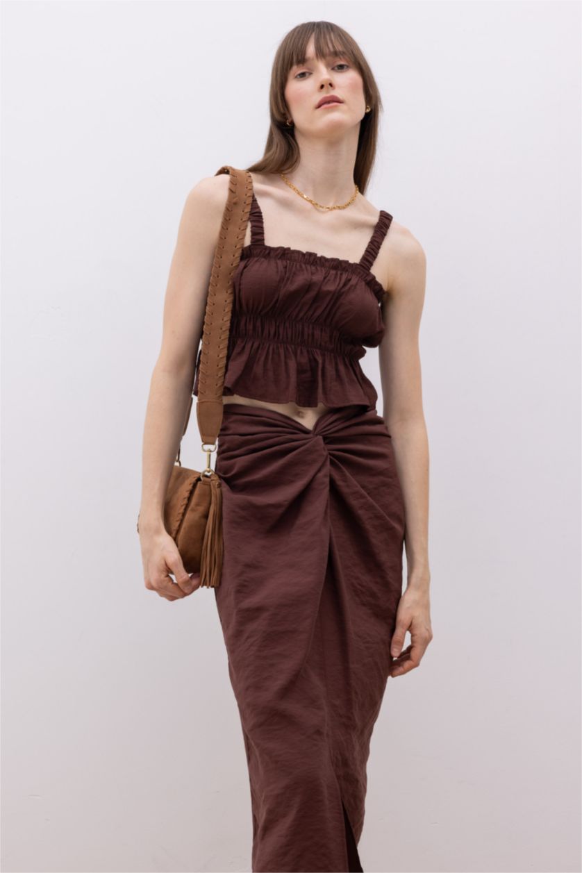 نساء بني فاتح بلوزة بدون أكمام بحمالات