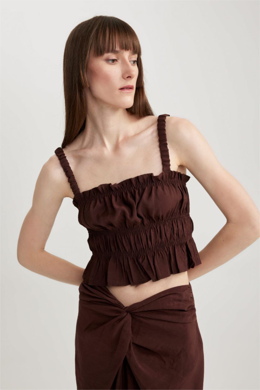 نساء بني فاتح بلوزة بدون أكمام بحمالات